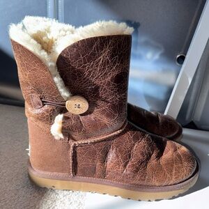 UGG Bailey Button Cracked Bomber Brown Leather Shearling Boots Women's Size 9